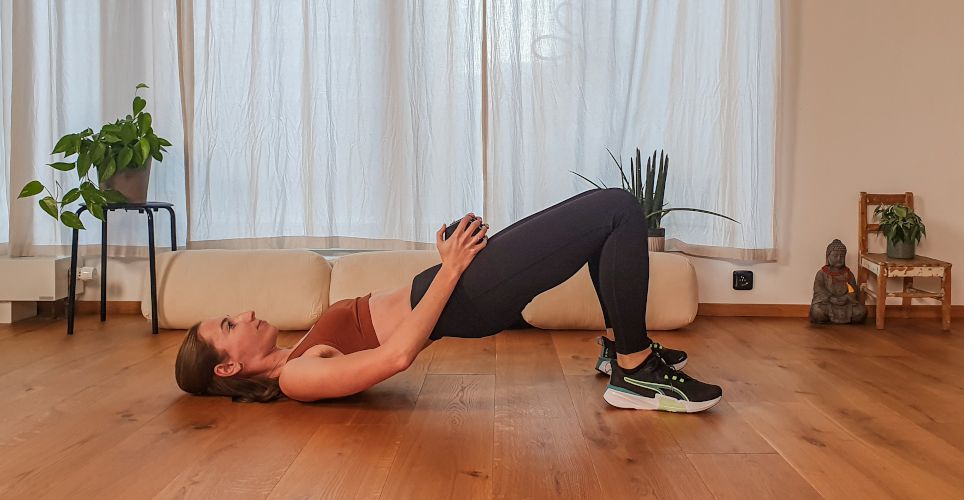 Cvik na zadek: zvedání pánve s jednoruční činkou